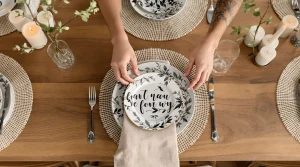 Fini nappes et sets : les tables élégantes adoptent désormais cet accessoire tendance et simple
