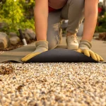 « Je ne désherbe plus mes graviers » : la méthode de paysagistes que tout le monde doit connaître