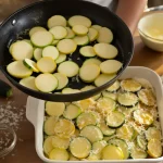 L’étape que tout le monde fait avant un gratin de courgettes est celle qui le fait rater, voici pourquoi